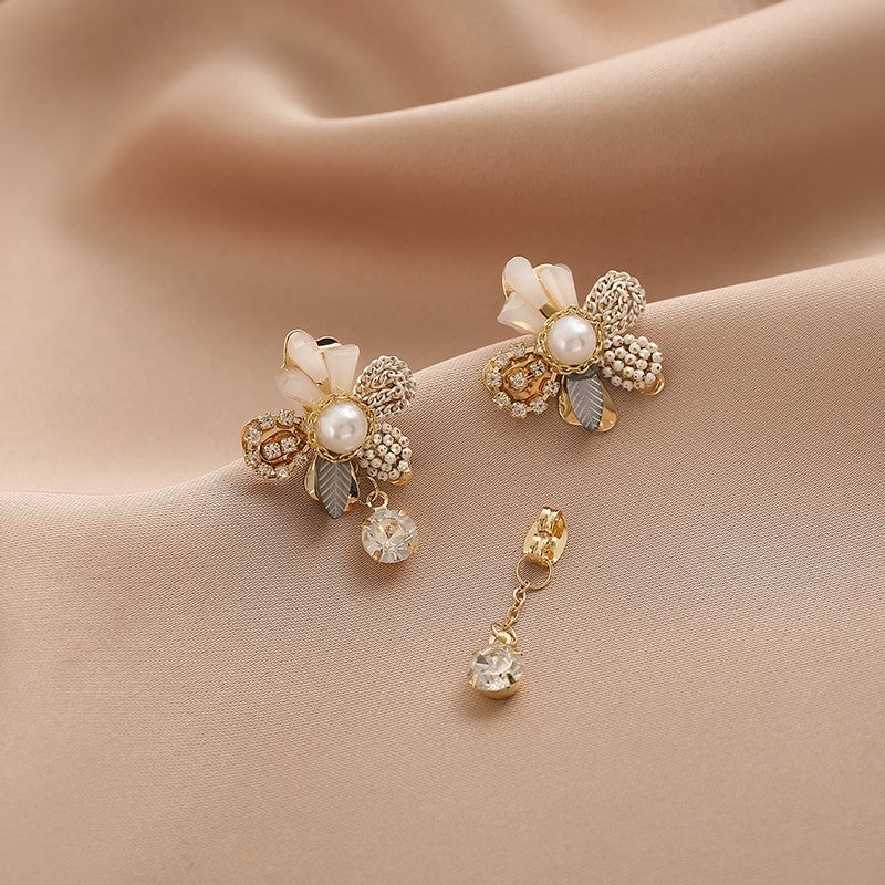 Ohrringe mit Perlenblumen und Kristalltasseln