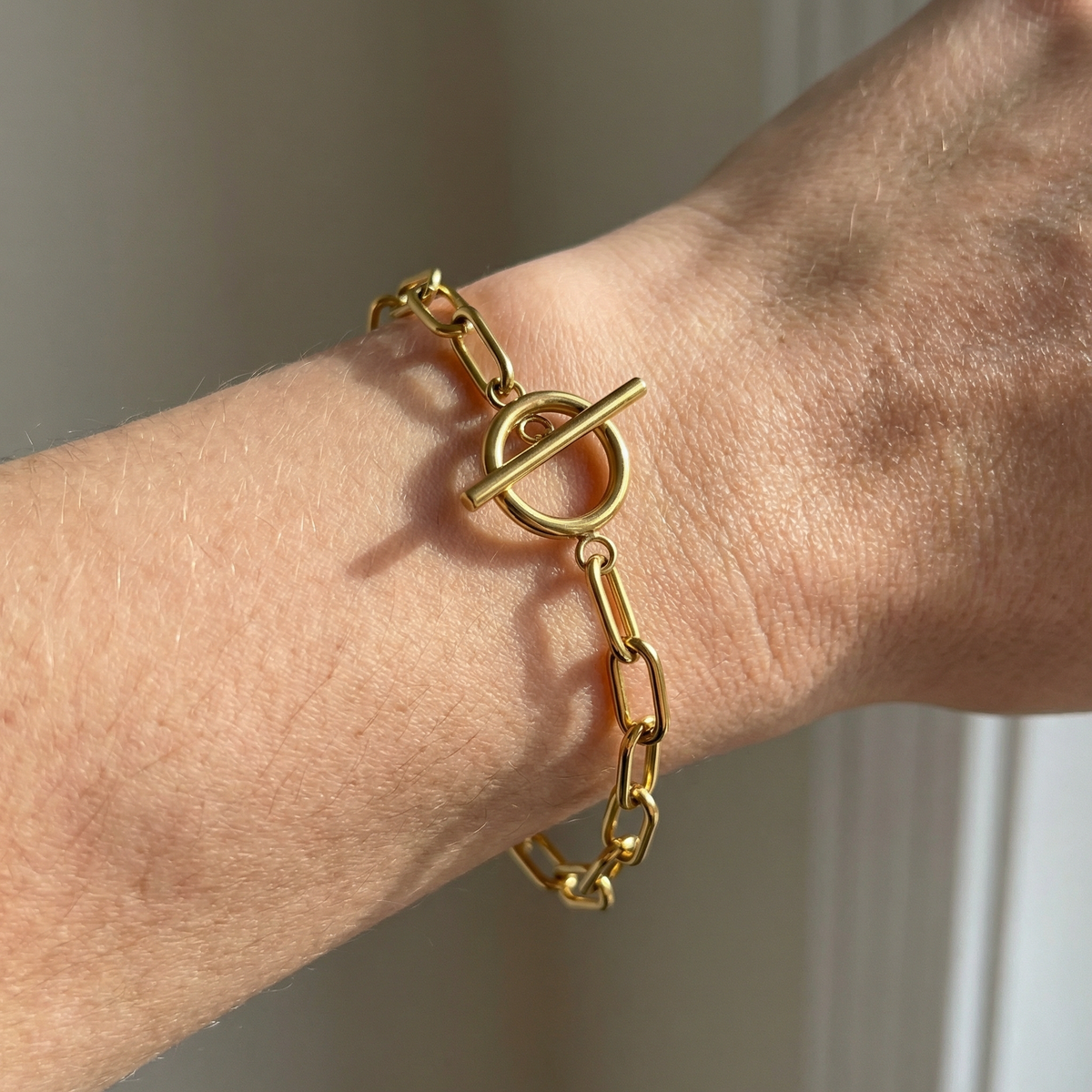 Millie – T-Bar-Armband mit rechteckigen goldenen Gliedern