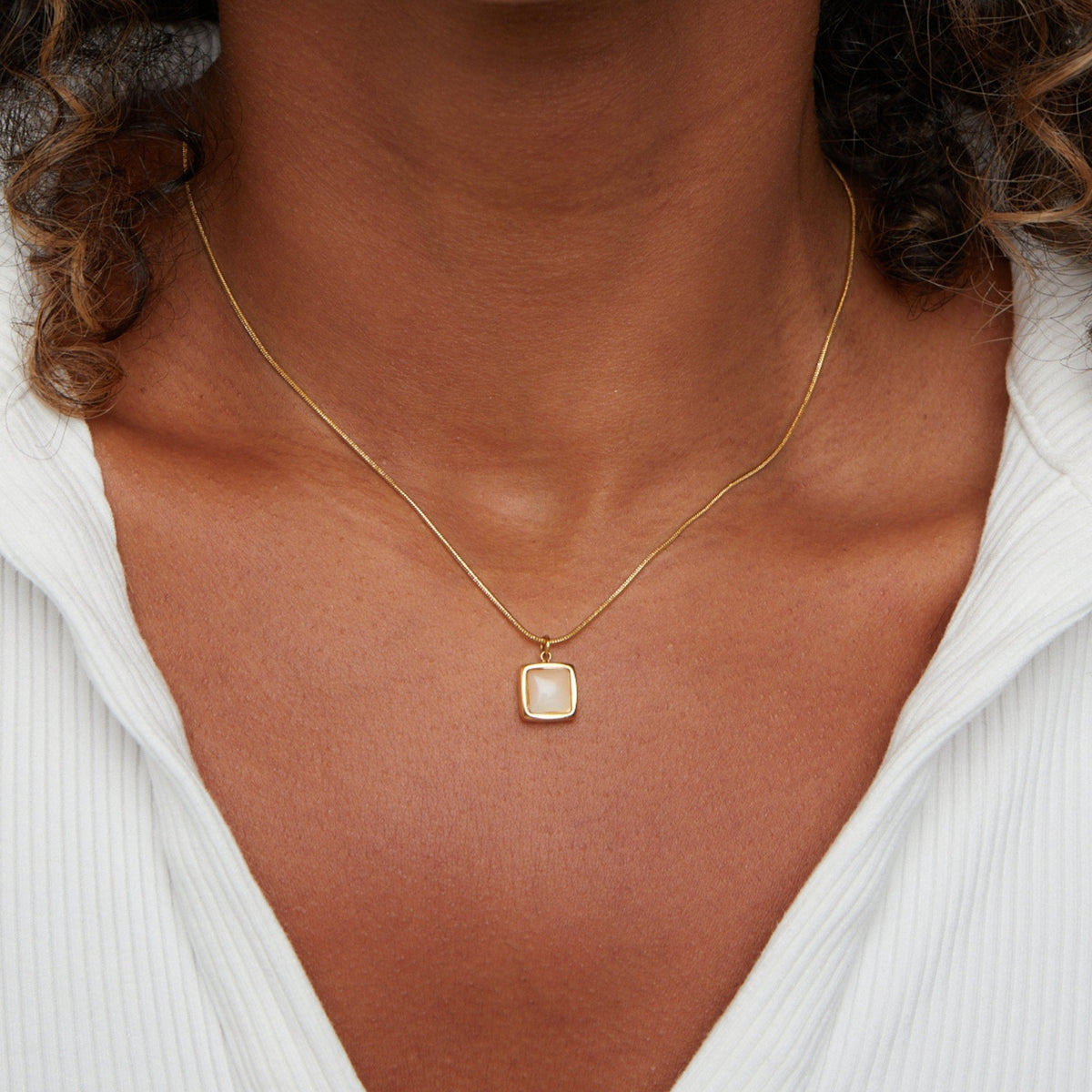 Riva – Kette mit schimmerndem Mondsteinanhänger
